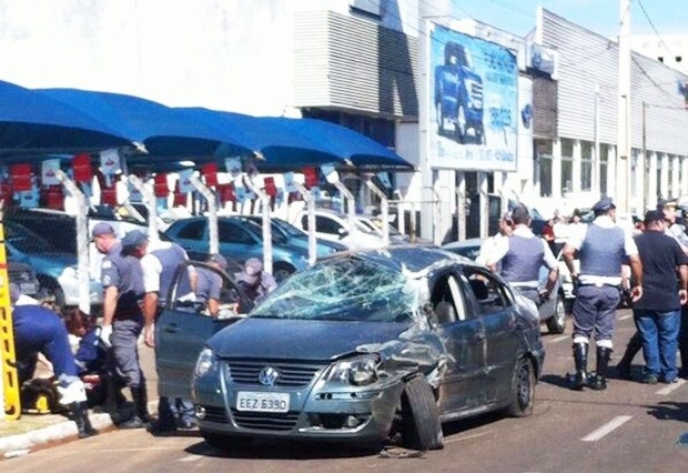​Carro capotou e droga foi encontrada no porta-malas