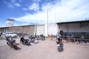 Menina tentou entrar na PCE com droga escondida na vagina ADILSON ROSA DA REDAÇÃO Uma adolescente de 14 anos foi detida usando documento falso e um bebê de quatro meses para disfarçar, quando tentava entrar na Penitenciária Central do Estado com um