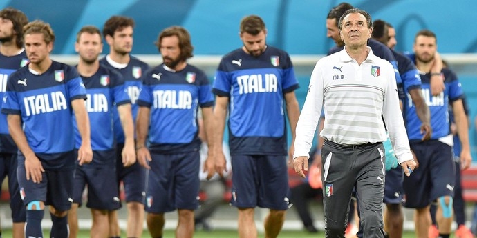 Cesare Prandelli com os jogadores no treino da Itlia: calor preocupa a Azzurra para jogo em Recife