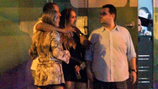 RE Rio de Janeiro-RJ 20/06/2014 Neymar, pai de Neymar Jr, sai acompanhado de loira de festa em boate no Rio.