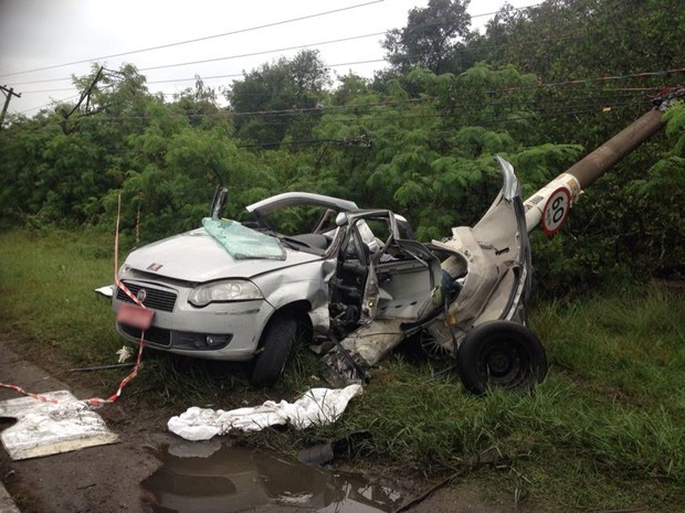 ​Carro capotou e atingiu poste de luz