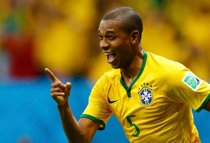 Fernandinho comemora seu gol na vitria sobre Camares