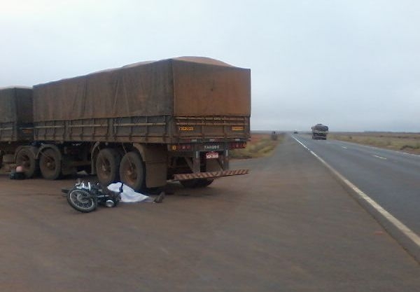 Fagner caiu e teve a cabea atingida pelos rodados traseiros, morrendo na hora com a cabea esmagada