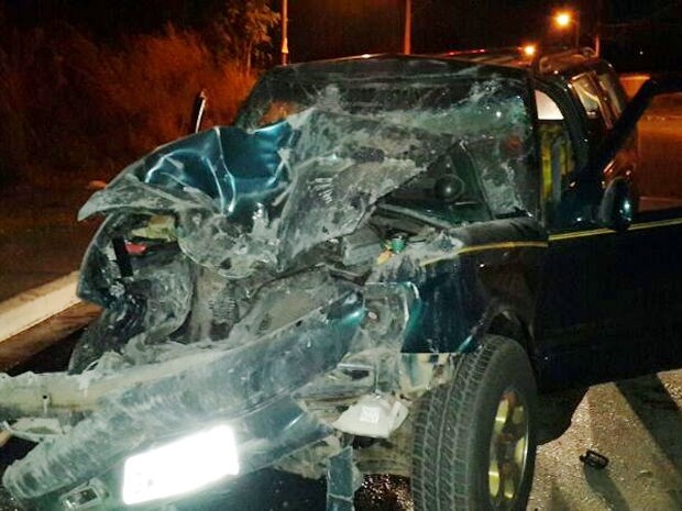 ​Caminhonete atingiu caminho e motorista morreu durante o socorro.