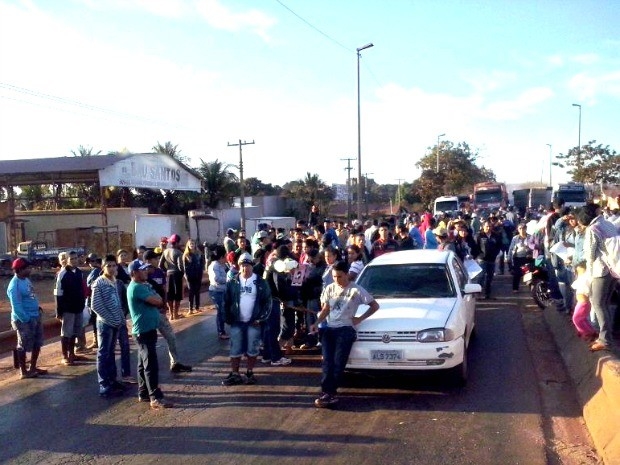 Trecho de rodovia est bloqueado desde o incio da manh desta segunda